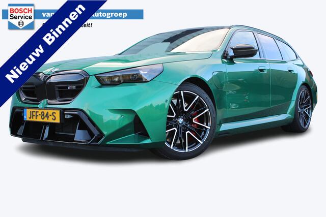 BMW M5 5-serie Touring | Direct leverbaar | Adaptieve cruise control | Uitklapbare trekhaak | 360° camera | Apple carplay/Android auto | 100% dealer onderhouden | Stoel verwarming + ventilatie |