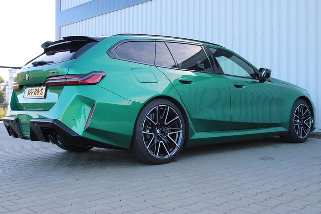 BMW M5 5-serie Touring | Direct leverbaar | Adaptieve cruise control | Uitklapbare trekhaak | 360° camera | Apple carplay/Android auto | 100% dealer onderhouden | Stoel verwarming + ventilatie |