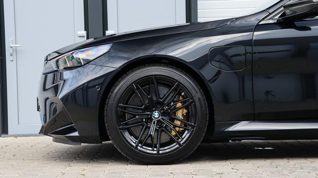 BMW M5 Touring | M Drivers Pack | Keramisch | Comfort Pack | Trekhaak | Carbon | Panoramadak | Head-up