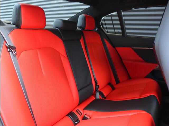 BMW M5 Sedan | High Executive | Driving Assistant Prof. | Carbon Exterieur Pakket | Trekhaak | M Drivers Pack | Parking Assistant Prof. | Bowers & Wilkins | Head-Up | 20/21'' LMV