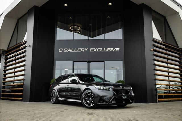 BMW M5 5-serie Touring - Panorama | B&W | Carbon | Elek. Trekhaak | 360 Camera