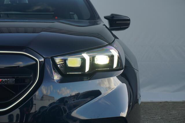 BMW M5 5-serie Sedan | M Driver's Pack / Driving Assistant Professional / Parking Assistant Professional / Trekhaak / Alcantara Hemelbekleding / Comfort Pack / 21 Inch