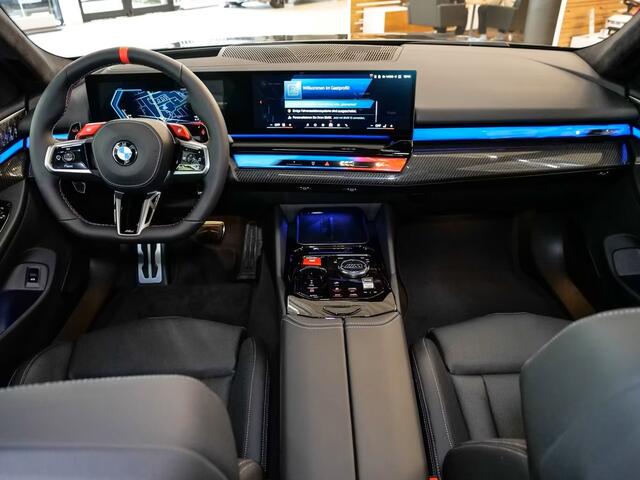 BMW M5 5-serie Touring ** M-DRIVER PACK (305 km/h), M-REMMEN, PANO, TREKH, MERINO LEDER, 20/21 INCH LMV ** 1e EIG - UNFALLFREI - Ex BMW AG ** ** INFORMEER OOK NAAR ONZE AANTREKKELIJKE FINANCIAL-LEASE TARIEVEN **