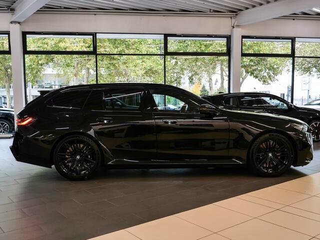 BMW M5 5-serie Touring ** M-DRIVER PACK (305 km/h), M-REMMEN, PANO, TREKH, MERINO LEDER, 20/21 INCH LMV ** 1e EIG - UNFALLFREI - Ex BMW AG ** ** INFORMEER OOK NAAR ONZE AANTREKKELIJKE FINANCIAL-LEASE TARIEVEN **