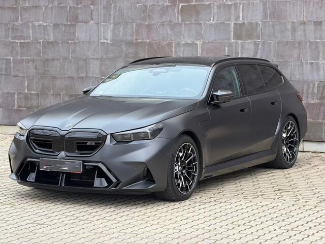 BMW M5 5-serie Touring ** FROZEN DEEP GREY, M-REMMEN, PANO, TREKH, MERINO LEDER, 20/21 INCH LMV ** 1e EIG - UNFALLFREI - Ex BMW AG ** ** INFORMEER OOK NAAR ONZE AANTREKKELIJKE FINANCIAL-LEASE TARIEVEN **
