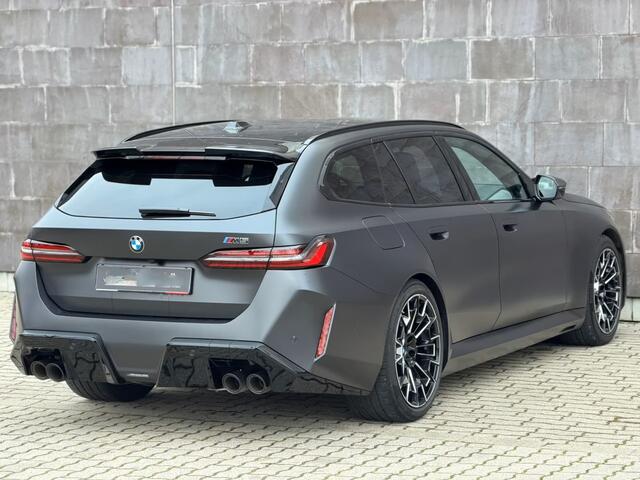 BMW M5 5-serie Touring ** FROZEN DEEP GREY, M-REMMEN, PANO, TREKH, MERINO LEDER, 20/21 INCH LMV ** 1e EIG - UNFALLFREI - Ex BMW AG ** ** INFORMEER OOK NAAR ONZE AANTREKKELIJKE FINANCIAL-LEASE TARIEVEN **