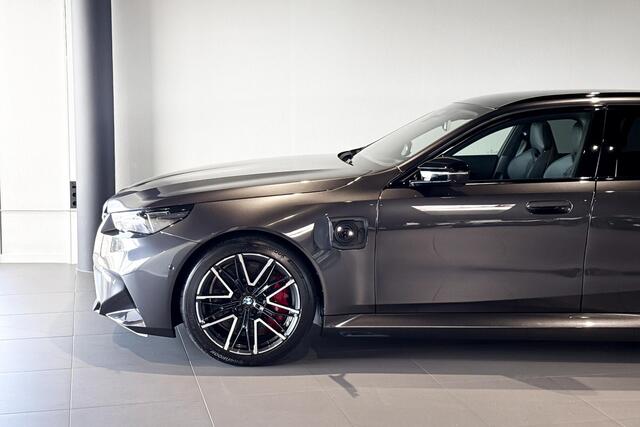 BMW M5 Touring | Glazen Panoramadak | Bowers & Wilkins | Iconic Glow | Stoelventilatie | Trekhaak |