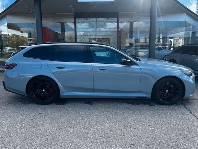 BMW M5 Touring ** M-DRIVER PACK (305 km/h), M-REMMEN, PANO, TREKH, MERINO LEDER, 20/21 INCH LMV ** 1e EIG - UNFALLFREI - Ex BMW AG ** ** INFORMEER OOK NAAR ONZE AANTREKKELIJKE FINANCIAL-LEASE TARIEVEN **
