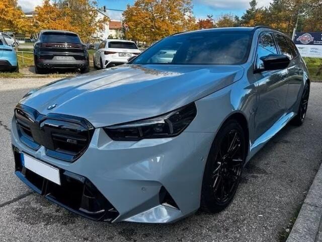 BMW M5 Touring ** M-DRIVER PACK (305 km/h), M-REMMEN, PANO, TREKH, MERINO LEDER, 20/21 INCH LMV ** 1e EIG - UNFALLFREI - Ex BMW AG ** ** INFORMEER OOK NAAR ONZE AANTREKKELIJKE FINANCIAL-LEASE TARIEVEN **