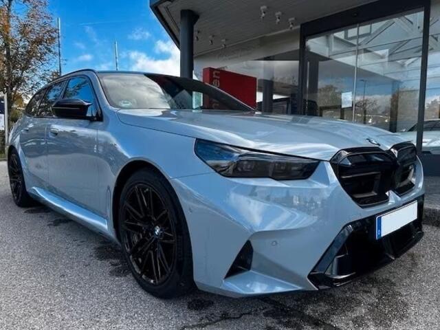 BMW M5 Touring ** M-DRIVER PACK (305 km/h), M-REMMEN, PANO, TREKH, MERINO LEDER, 20/21 INCH LMV ** 1e EIG - UNFALLFREI - Ex BMW AG ** ** INFORMEER OOK NAAR ONZE AANTREKKELIJKE FINANCIAL-LEASE TARIEVEN **