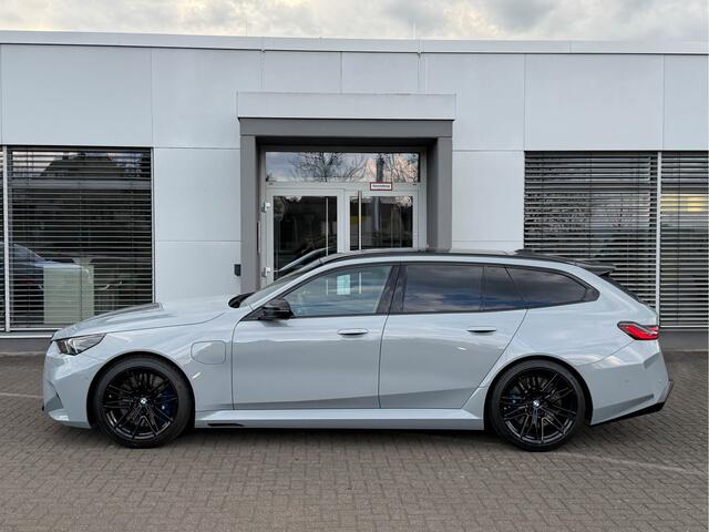 BMW M5 Touring 4.4 V8 729pk Pano M-Driver+Pro Carbon B&W Trekh 360Cam 20/21-Inch VOL!