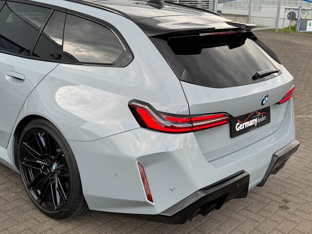 BMW M5 Touring 4.4 V8 729pk Pano M-Driver+Pro Carbon B&W Trekh 360Cam 20/21-Inch VOL!