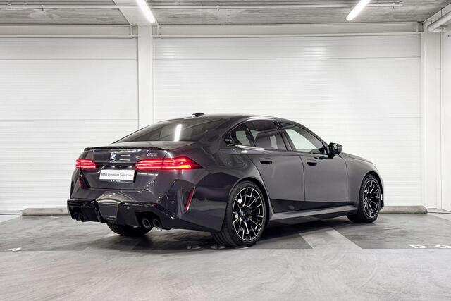 BMW M5 Sedan M5 | M Carbon keramische rem | Bowers & Wilkins | M Drivers Package | Stoelventilatie | Driving Assistant Professional | Parking Assistant professional | Stoelverwarming | Stuurwielverwarming