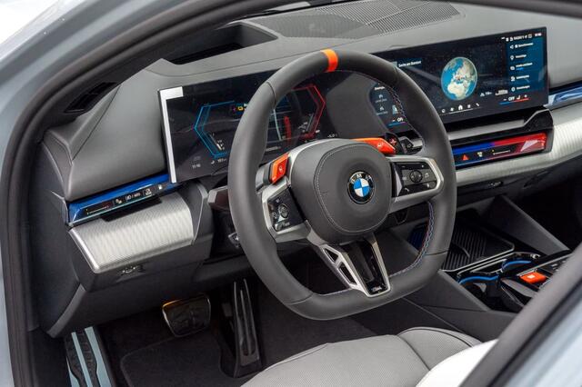 BMW M5 Touring ** DRIV. ASS+, M-REM, PANO, TREKH, ICONIC GLOW, MERINO LEDER, 21 INCH LMV ** 1e EIG - UNFALLFREI - Ex BMW AG ** ** INFORMEER OOK NAAR ONZE AANTREKKELIJKE FINANCIAL-LEASE TARIEVEN **