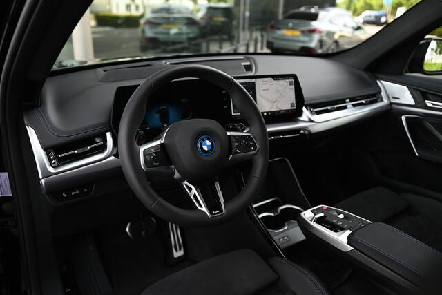 BMW X1 xDrive25e High Executive M Sport Automaat / Panoramadak / Trekhaak / Sportstoelen / Adaptieve LED / M Adaptief onderstel / Parking Assistant Plus / Comfort Access