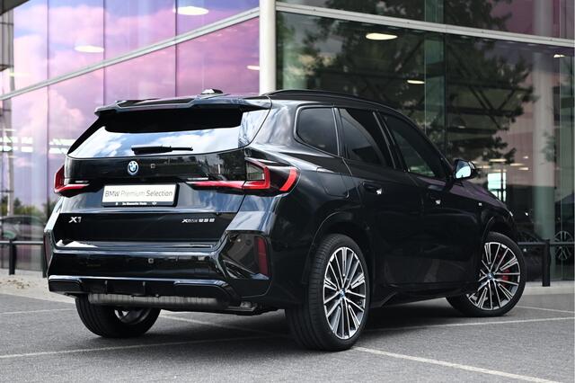 BMW X1 xDrive25e High Executive M Sport Automaat / Panoramadak / Trekhaak / Sportstoelen / Adaptieve LED / M Adaptief onderstel / Parking Assistant Plus / Comfort Access