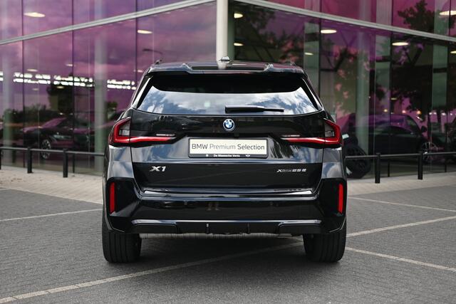 BMW X1 xDrive25e High Executive M Sport Automaat / Panoramadak / Trekhaak / Sportstoelen / Adaptieve LED / M Adaptief onderstel / Parking Assistant Plus / Comfort Access
