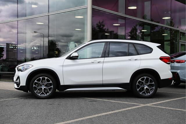 BMW X1 sDrive20i High Executive Edition Automaat Panoramadak / Navigatie Plus / Camera / Head-up Display / Stoelverwarming / Leder
