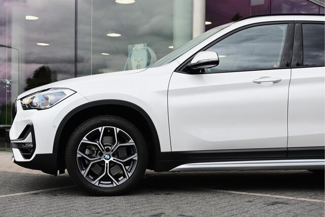 BMW X1 sDrive20i High Executive Edition Automaat Panoramadak / Navigatie Plus / Camera / Head-up Display / Stoelverwarming / Leder