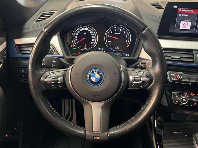 BMW X1 xDrive25e High Executive M Sport 18''/Panoramadak/Keyless/HiFi/Trekhaak/Camera/Stoelverwarming/Sportstoelen/Elektrische klep/LED/DAB/PDC