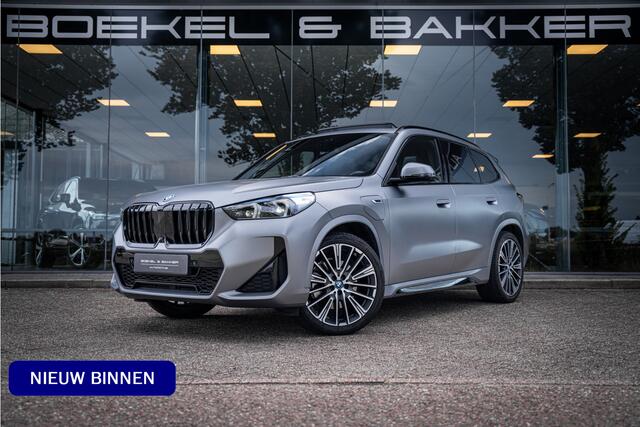 BMW X1 xDrive30e ** Panodak ** Trekhaak ** Innovation ** Driving Assistant NP 75K ** 1.800kg trekgewicht!