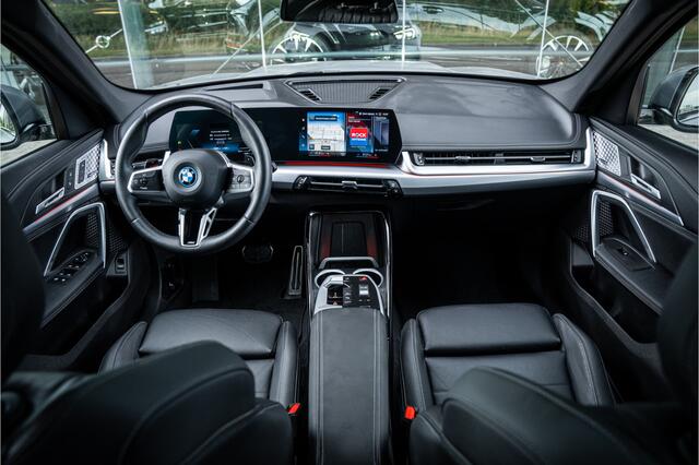 BMW X1 xDrive30e ** Panodak ** Trekhaak ** Innovation ** Driving Assistant NP 75K ** 1.800kg trekgewicht!