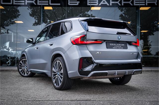 BMW X1 xDrive30e ** Panodak ** Trekhaak ** Innovation ** Driving Assistant NP 75K ** 1.800kg trekgewicht!