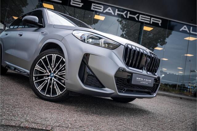 BMW X1 xDrive30e ** Panodak ** Trekhaak ** Innovation ** Driving Assistant NP 75K ** 1.800kg trekgewicht!