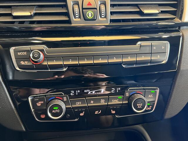 BMW X1 sDrive18i High Executive Edition | Navigatie | LM Velgen 17" | Lederen Bekleding | Head-Up Display | Voorstoelen Verwarmd | Cruise Control | Airco |