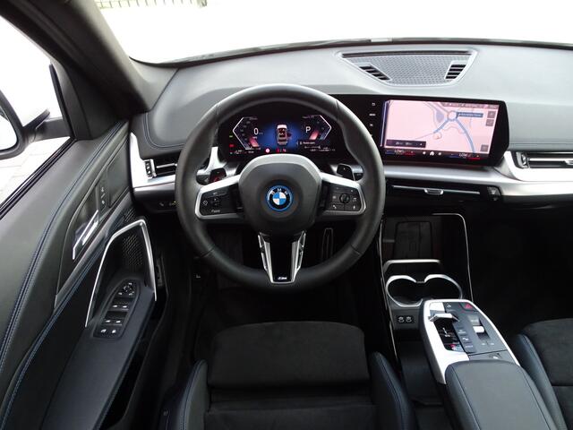 BMW X1 xDrive25e M Sportpakket Shadow-line Adaptief M-onderstel Sportstoelen Driving Assistant Plus Luxury Dashboard 18" LM Velgen