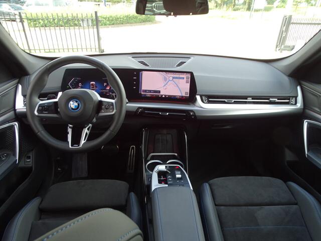 BMW X1 xDrive25e M Sportpakket Shadow-line Adaptief M-onderstel Sportstoelen Driving Assistant Plus Luxury Dashboard 18" LM Velgen