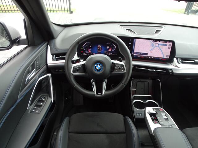 BMW X1 xDrive25e M Sportpakket Shadow-line Adaptief M-onderstel Sportstoelen Driving Assistant Plus Luxury Dashboard 18" LM Velgen