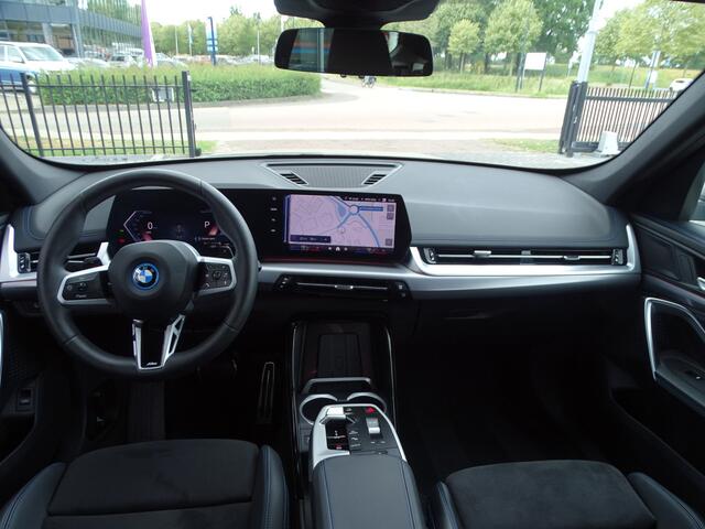 BMW X1 xDrive25e M Sportpakket Shadow-line Adaptief M-onderstel Sportstoelen Driving Assistant Plus Luxury Dashboard 18" LM Velgen