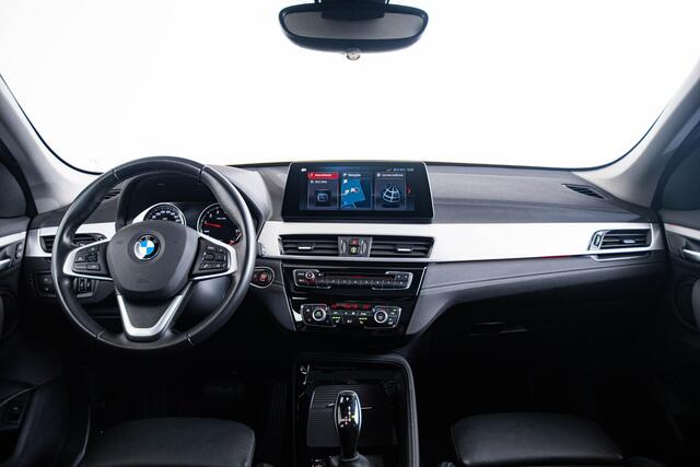 BMW X1 xDrive20i High Executive Sport Line - Panoramadak - Parking/Driving Assistant - Cruise control - Elektrisch verwarmde voorstoelen - Head up - Hifi - Getinte ruiten achter - Verstelbare achterbank -
