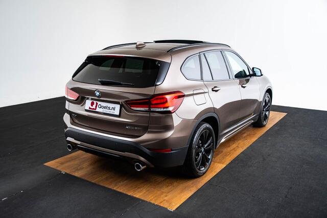 BMW X1 xDrive20i High Executive Sport Line - Panoramadak - Parking/Driving Assistant - Cruise control - Elektrisch verwarmde voorstoelen - Head up - Hifi - Getinte ruiten achter - Verstelbare achterbank -