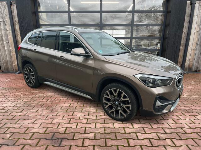 BMW X1 sDrive20i 192PK VDL Nedcar Edition | Pano | Trekhaak | LED | M Sport | Stoelverwarming | Leder | HUD | Elek. achterklep | Camera |