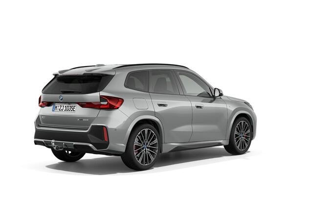 BMW X1 xDrive30e Driving Assistant Professional / Harman Kardon / Head-Up / Glazen panoramadak / Stoelverwarming / Stuurwielverwarming / LED Koplampen Adaptief / Getinte ramen / 20 Inch