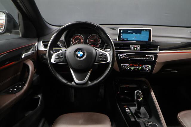 BMW X1 sDrive20i High Executive [MEMORY SEATS, HEAD-UP DISPLAY, VOL LEDER, STOELVERWARMING, AUTOMATISCHE AIRCO, AUTOMATISCHE ACHTERKLEP, NAVIGATIE, CRUISE CONTROL, NIEUWSTAAT]