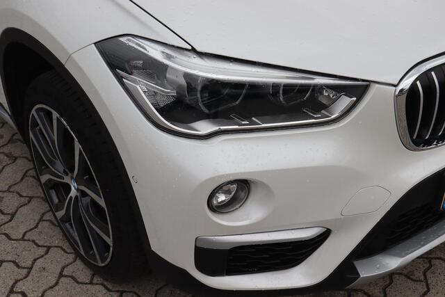 BMW X1 sDrive20i Orange Edition III Panoramadak, 4 Cilinder, Lederen interieur, Cruise control, Achteruitrijcamera,