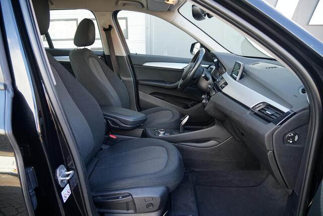 BMW X1 sDrive18i High Executive + SENSOREN / STOELVERWARMING / NAVIGATIE