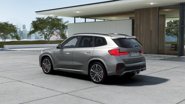 BMW X1 xDrive25e High Executive M Sport Automaat / Panoramadak / Trekhaak / Sportstoelen / Adaptieve LED / M Adaptief onderstel / Parking Assistant Plus / Stuurverwarming