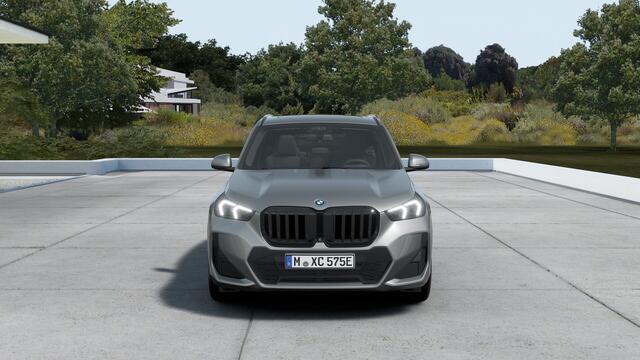 BMW X1 xDrive25e High Executive M Sport Automaat / Panoramadak / Trekhaak / Sportstoelen / Adaptieve LED / M Adaptief onderstel / Parking Assistant Plus / Stuurverwarming
