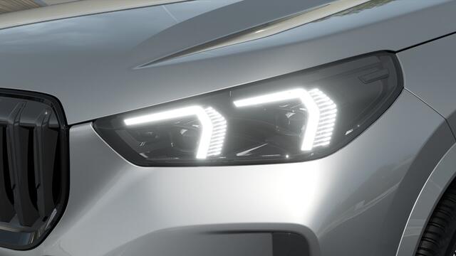 BMW X1 xDrive25e High Executive M Sport Automaat / Panoramadak / Trekhaak / Sportstoelen / Adaptieve LED / M Adaptief onderstel / Parking Assistant Plus / Stuurverwarming