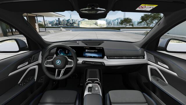 BMW X1 xDrive25e High Executive M Sport Automaat / Panoramadak / Trekhaak / Sportstoelen / Parking Assistant Plus / Head-Up / Adaptieve LED / Comfort Access / M Adaptief onderstel