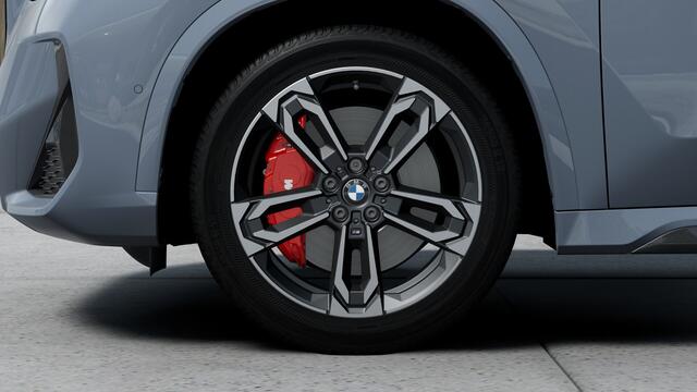 BMW X1 xDrive25e High Executive M Sport Automaat / Panoramadak / Trekhaak / Sportstoelen / Parking Assistant Plus / Head-Up / Adaptieve LED / Comfort Access / M Adaptief onderstel