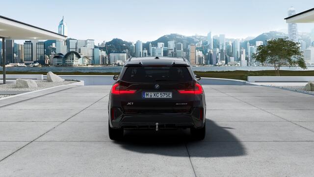 BMW X1 xDrive25e High Executive M Sport Automaat / Panoramadak / Trekhaak / Sportstoelen / Adaptieve LED / M Adaptief onderstel / Parking Assistant Plus / Comfort Access