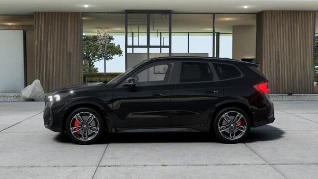 BMW X1 xDrive25e High Executive M Sport Automaat / Panoramadak / Trekhaak / Sportstoelen / Adaptieve LED / M Adaptief onderstel / Parking Assistant Plus / Comfort Access