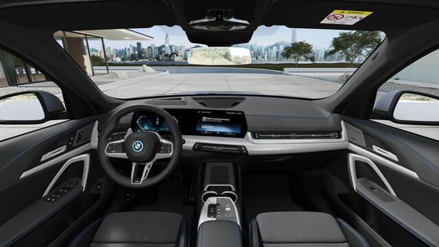 BMW X1 xDrive25e High Executive M Sport Automaat / Panoramadak / Trekhaak / Sportstoelen / M Adaptief onderstel / Comfort Access / Adaptieve LED / Head-Up / Harman Kardon