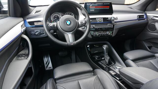 BMW X1 xDrive25e 220pk M-Sport *Facelift* Leder Pano-dak Head-up 19inch LM Afn.Trekhaak LED DAB Groot Navi 82201km!
