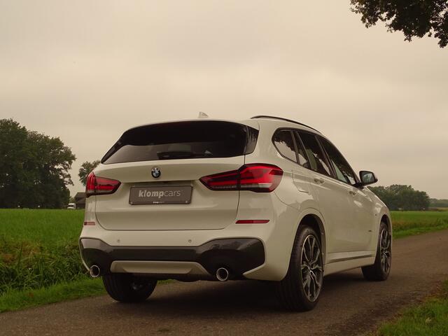 BMW X1 xDrive25i M-Sport | HUD | Carplay | Pano | Ad.Cruise | 19"| All black | Full Options!